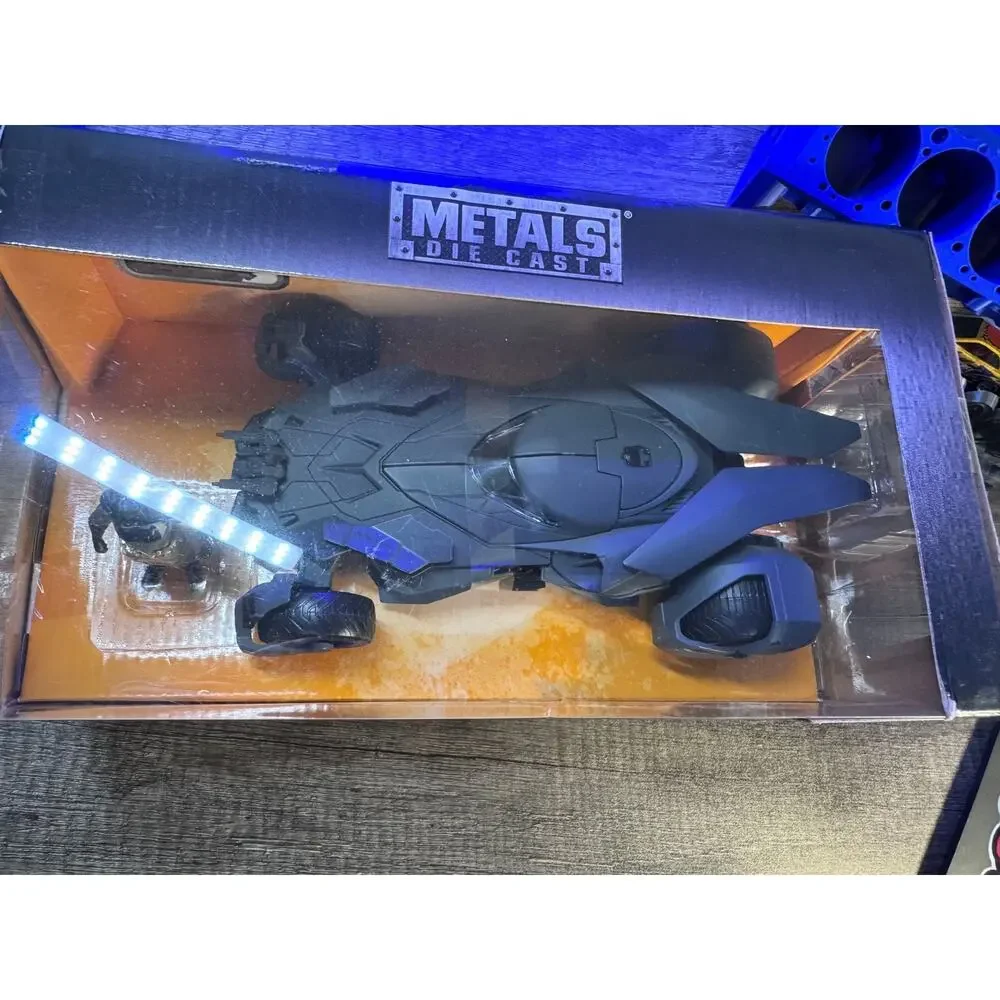 Metals Diecast 1/24 Batman Vs. Superman Batmobile and Batman figure